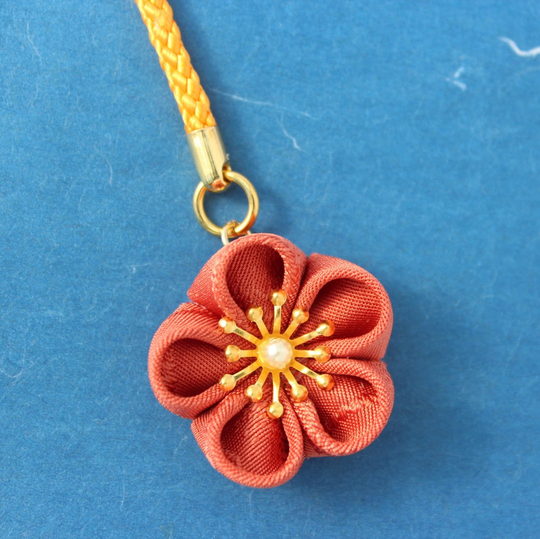 Soranokagami kanzashi flower phone strap red orange - 钥匙链/钥匙包 - 丝．绢 橘色