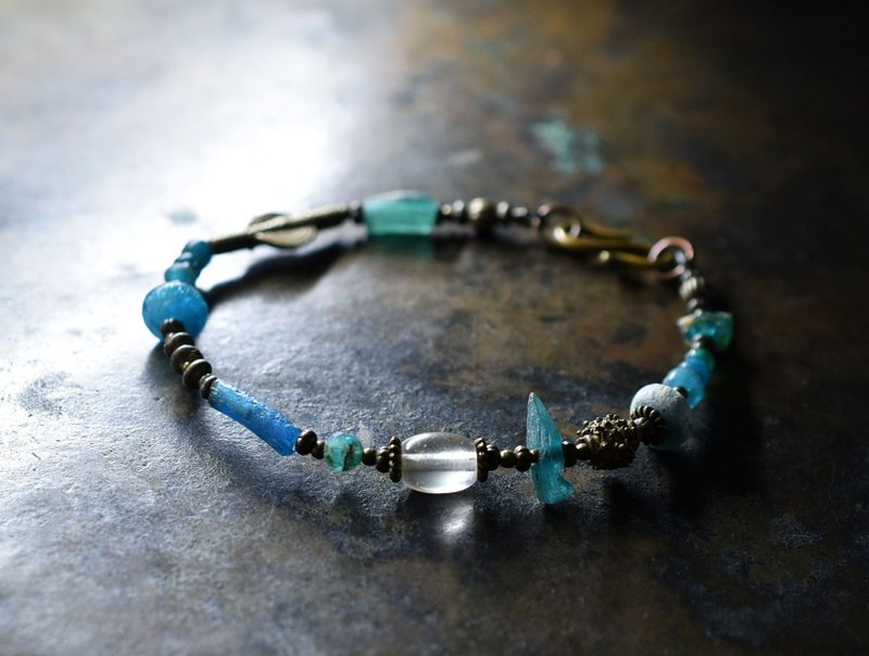 祖母绿蓝罗马多彩罗马玻璃与古董波西米亚珠饰、民族风黄铜、出土珠饰手链 - 手链/手环 - 玻璃 蓝色