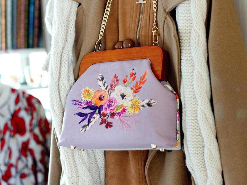 Handmade shoulder bag with cross stitched Boho bouquet, wooden clasp, crossbody - 手提包/手提袋 - 环保材料 多色