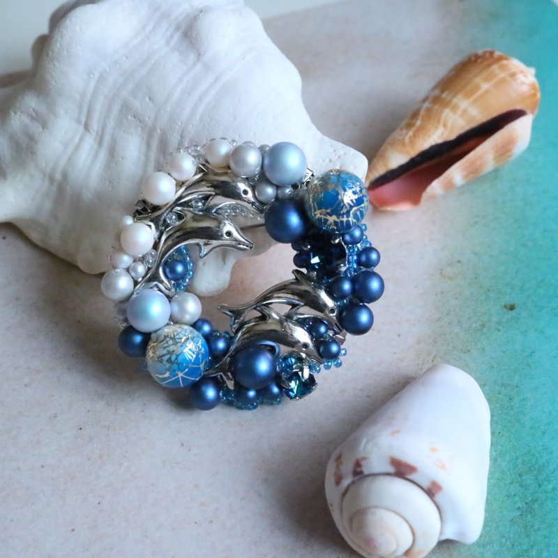 海豚嬉游海 圆环胸针 蓝色 奥地利水晶 珍珠 生物 动物 海浪 海军风 - 胸针 - 玻璃 蓝色