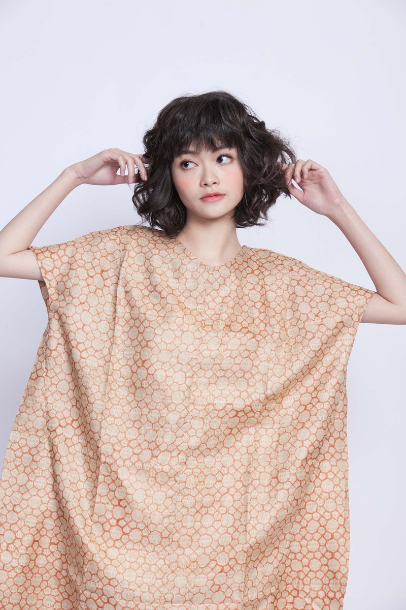 甜在心几何洋装-粉嫩橘-公平贸易 - 洋装/连衣裙 - 丝．绢 金色