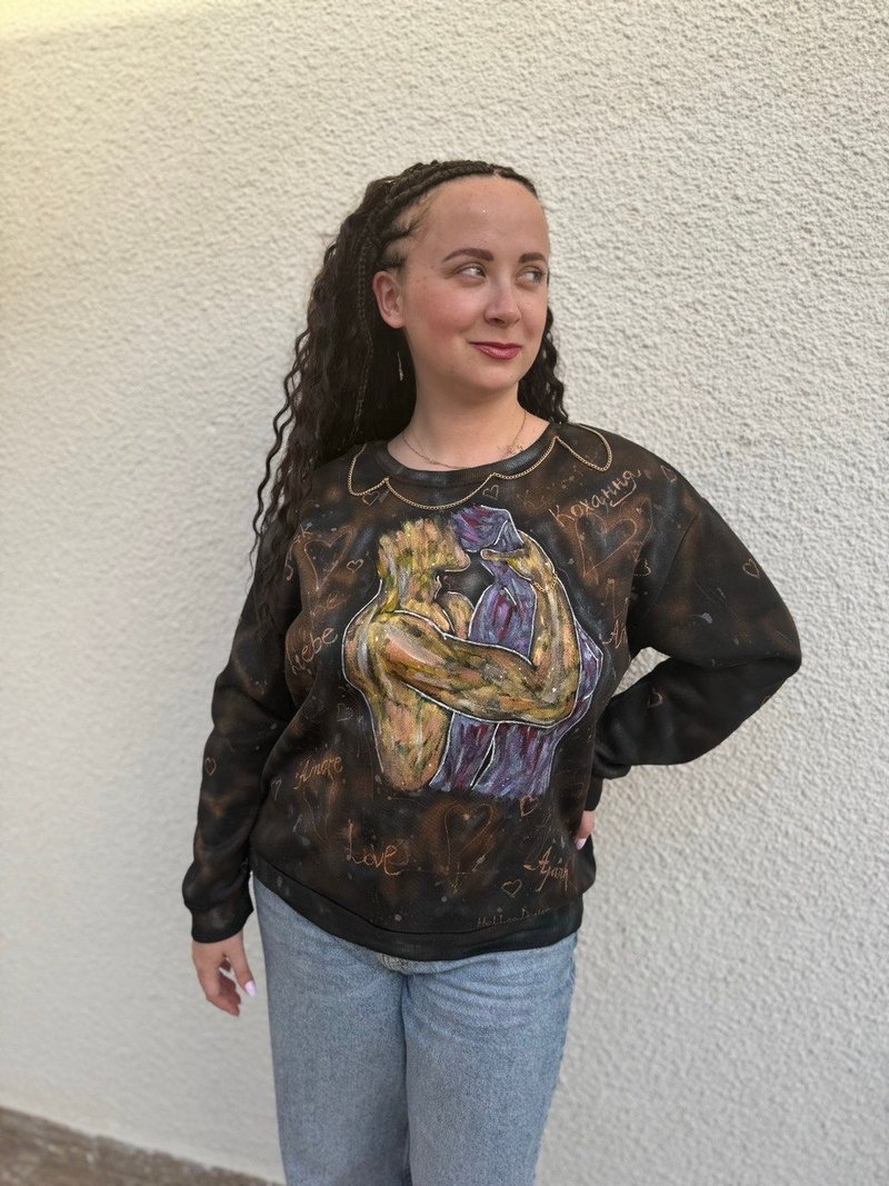 优雅与爱：缀有多国语言“爱”字样的黑色大学 T - 女装针织衫/毛衣 - 其他材质 黑色