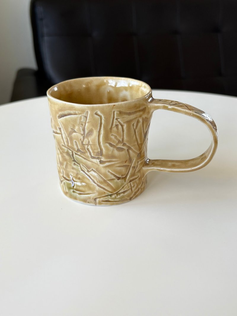 纯粹制陶 - 黄濑户 随意刻线马克杯 - 咖啡杯/马克杯 - 陶 