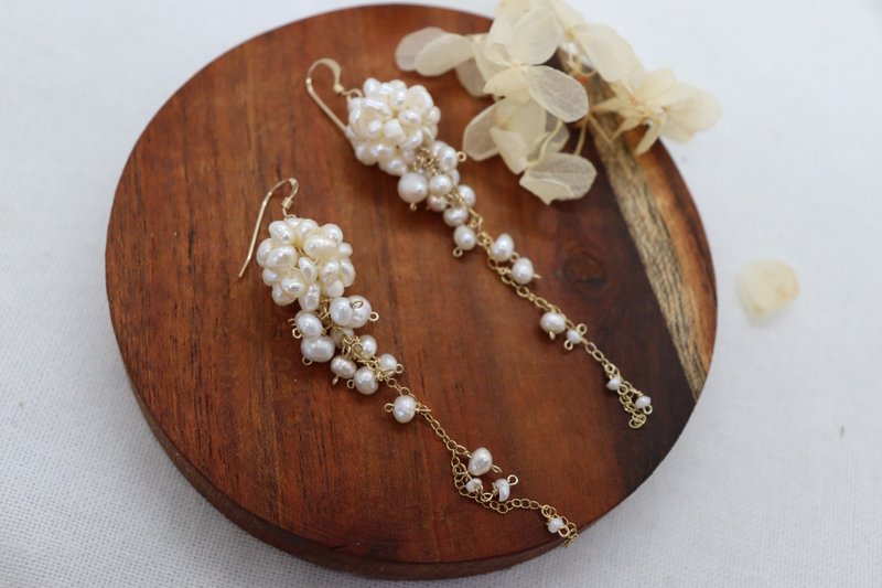 (14K金填充) 精致设计淡水珍珠簇长款耳环 - 耳环/耳夹 - 珍珠 金色