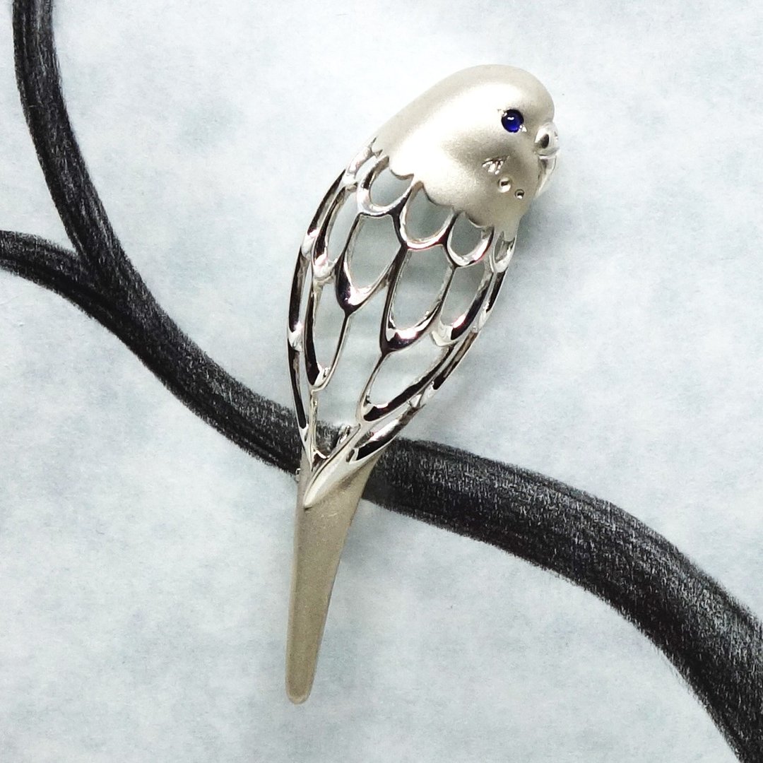 Sapphire eyed budgie broach SV925【Pio by Parakee】虎皮鸚鵡胸針 - 胸针 - 宝石 蓝色