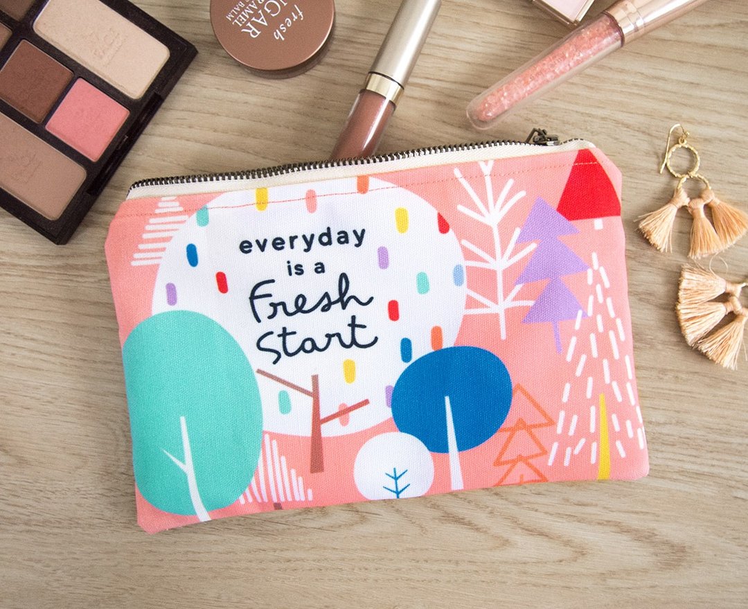 Forest-themed zipper pouch - 化妆包/杂物包 - 其他材质 粉红色
