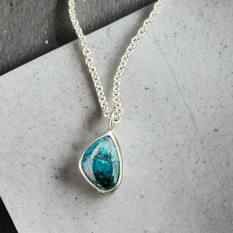 蓝硅铜矿镶石纯银雕刻吊坠 - 项链 - 银 