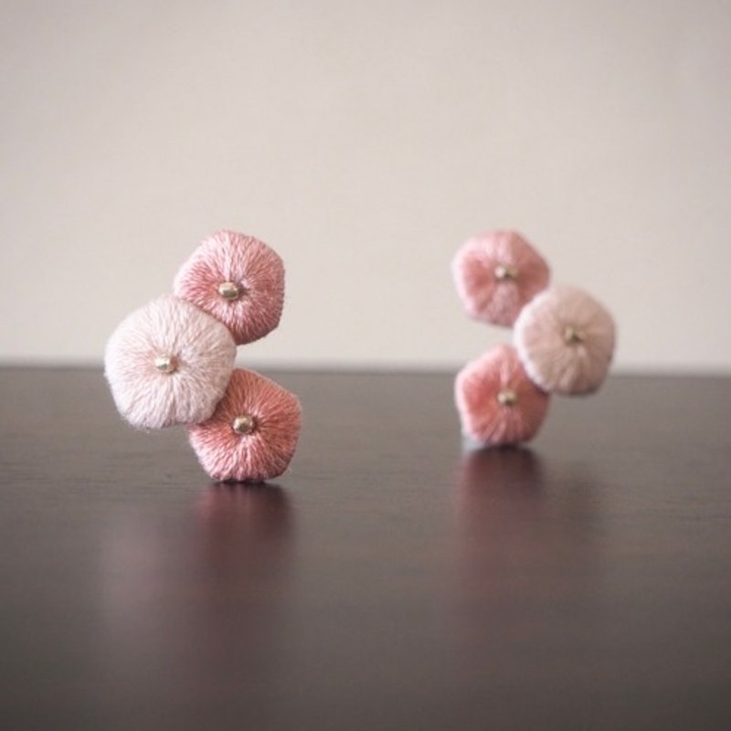 绣线耳针或耳夹 樱花粉色 春季 也适合搭配和服 - 耳环/耳夹 - 绣线 粉红色
