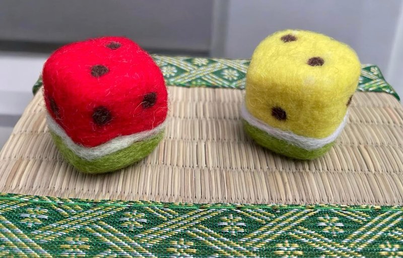 羊毛毡 骰子西瓜羊毛毡钥匙圈 红西瓜 小玉西瓜 - 钥匙链/钥匙包 - 羊毛 红色