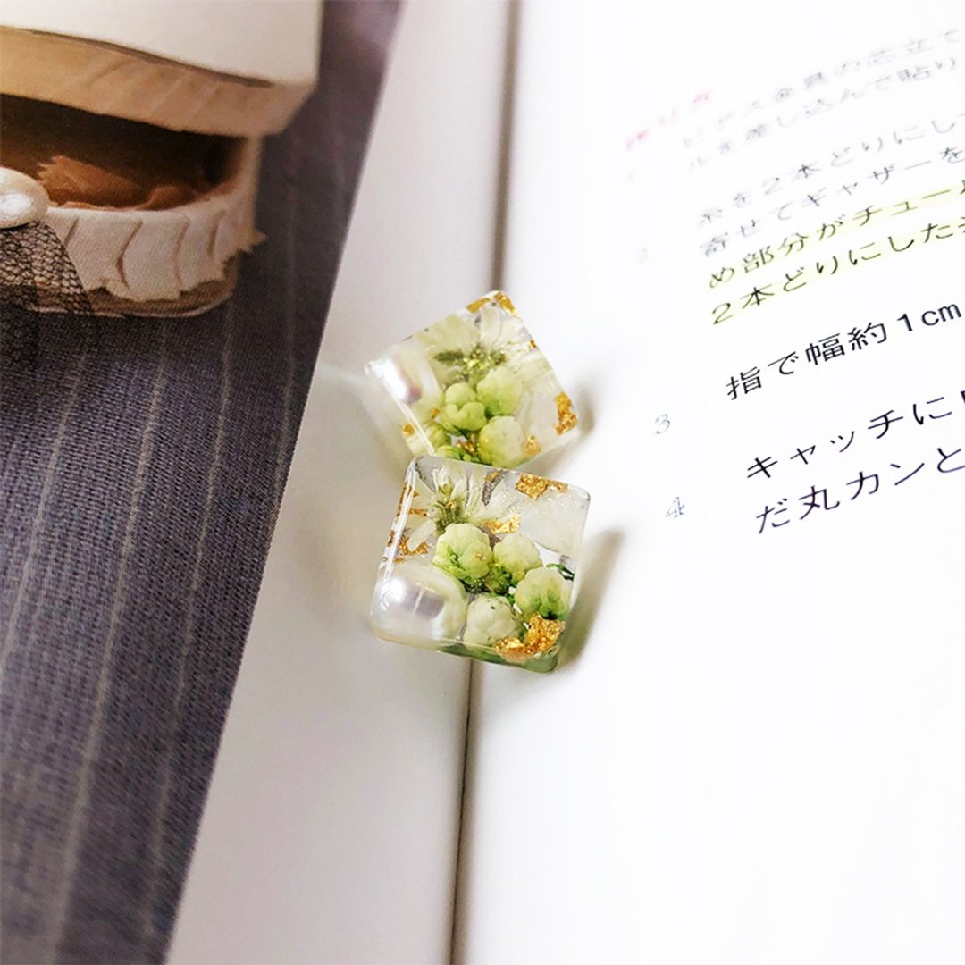【茜作】干燥花手工定制小耳钉 耳环 耳夹 耳针 方形小白花设计 - 耳环/耳夹 - 植物．花 白色