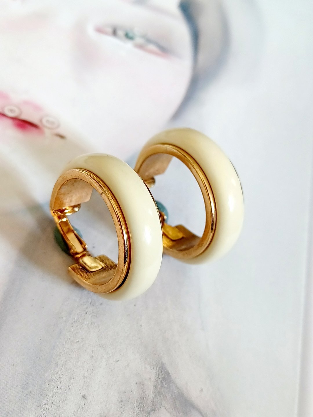 vintage jewelry  AVON 典雅白色赛珞珞金边夹式耳环 - 耳环/耳夹 - 其他金属 