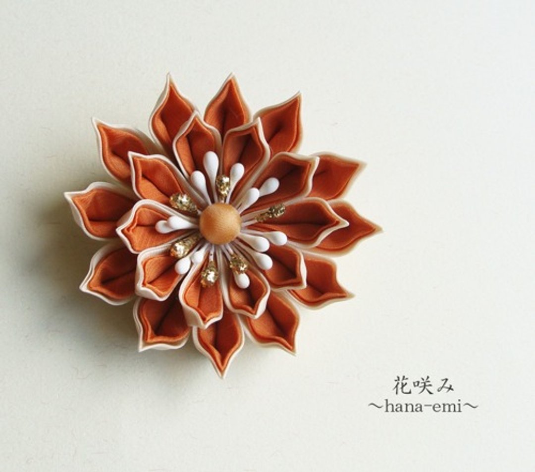 妻见制作的橙x 米色花痴胸花 - 胸针 - 棉 