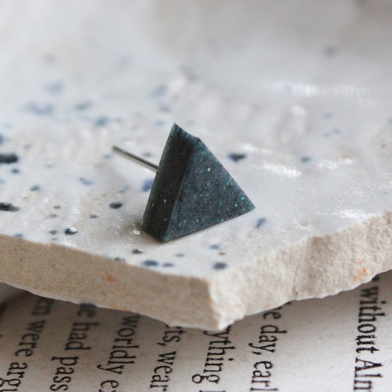 ▽ 三角小耳环 ▽ 602 / too Dark to Care - 单只 - 耳环/耳夹 - 粘土 黑色