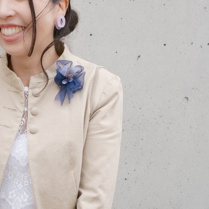 こぶりな咲き編みコサージュ | リバティとオーガンジーとスパンコールと。| ブラウ - 胸花/手腕花 - 其他人造纤维 蓝色