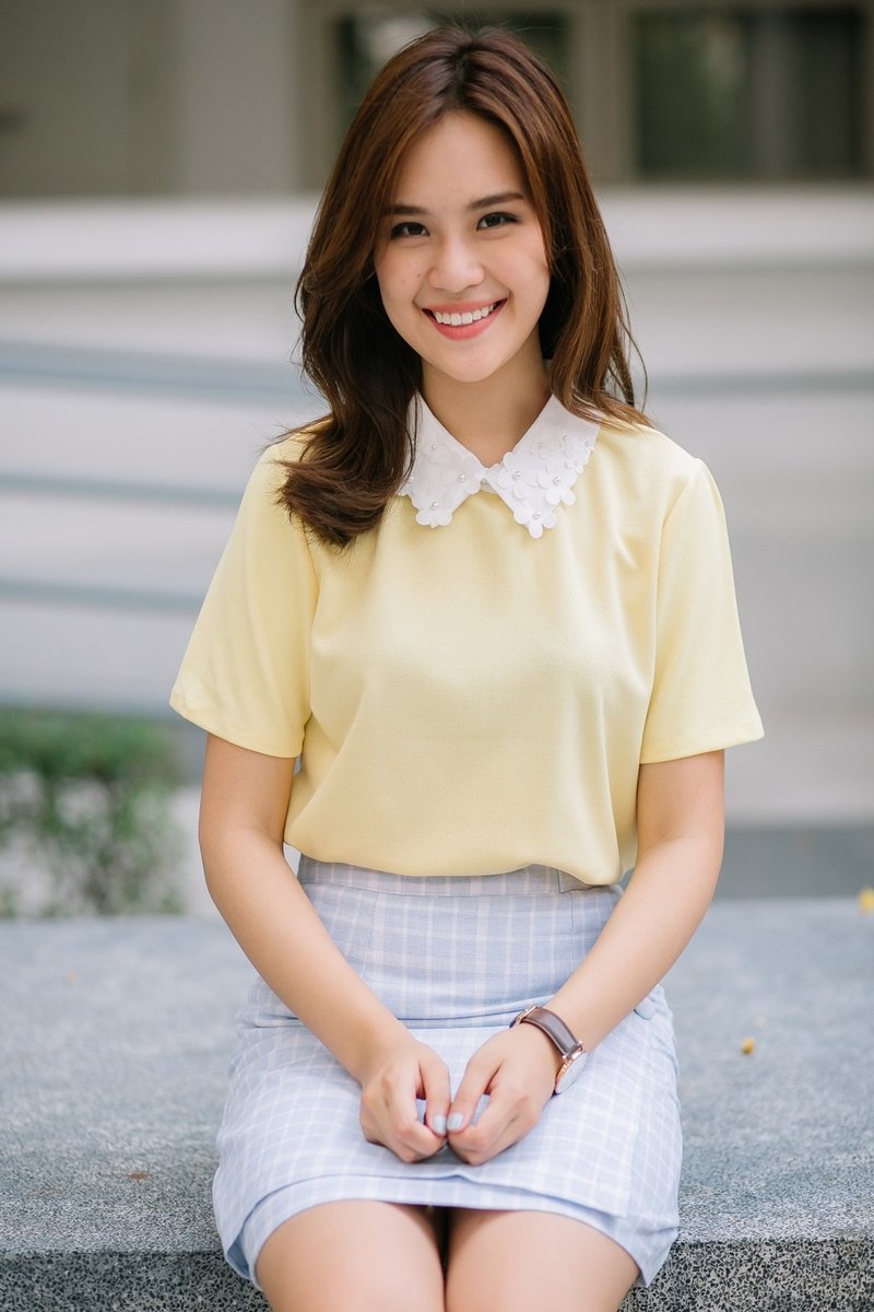 Flower-collar shortsleeve top - 女装上衣 - 纸 黄色