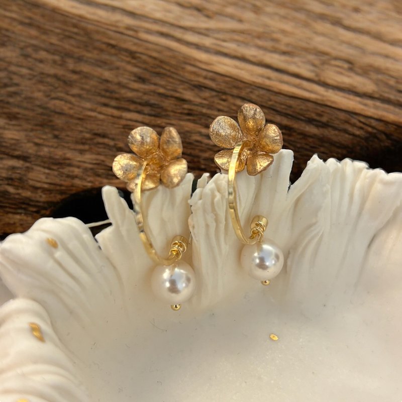 皮革花耳环 金属效果 - 摆饰 - 真皮 金色