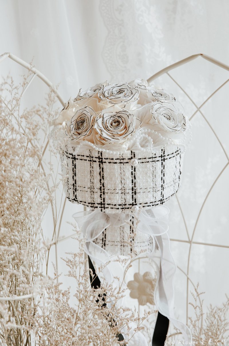 小香风花束附礼盒/香奈儿花束/永生花束/11朵厄瓜多尔尔大玫瑰/有灯光 - 干燥花/捧花 - 植物．花 白色