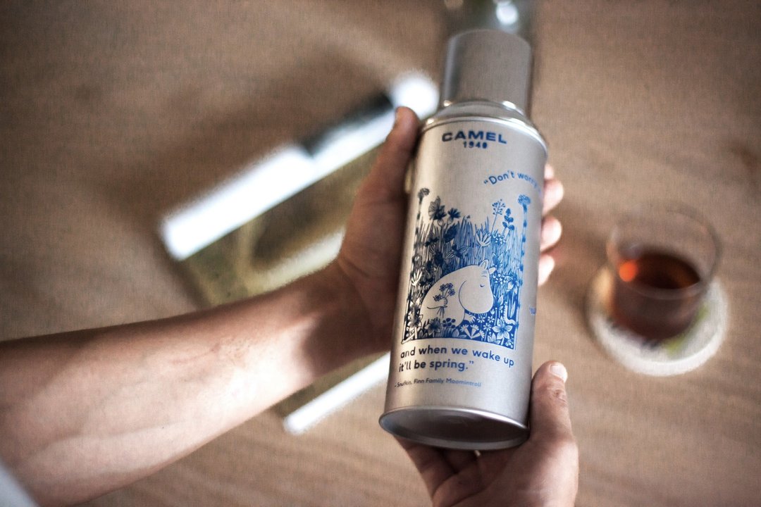 【Pinkoi x Moomin】骆驼牌 116 双层真空玻璃胆保温瓶 银白色 - 保温瓶/保温杯 - 其他材质 多色