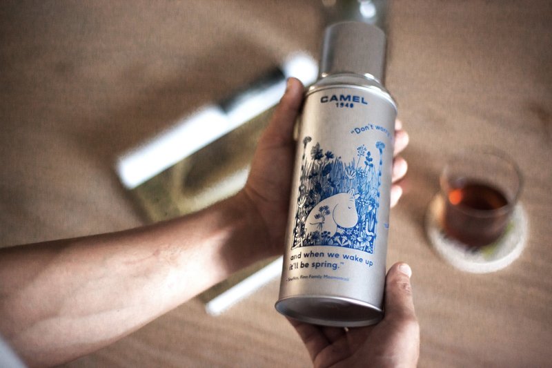 【Pinkoi x Moomin】骆驼牌 116 双层真空玻璃胆保温瓶 银白色 - 保温瓶/保温杯 - 其他材质 多色