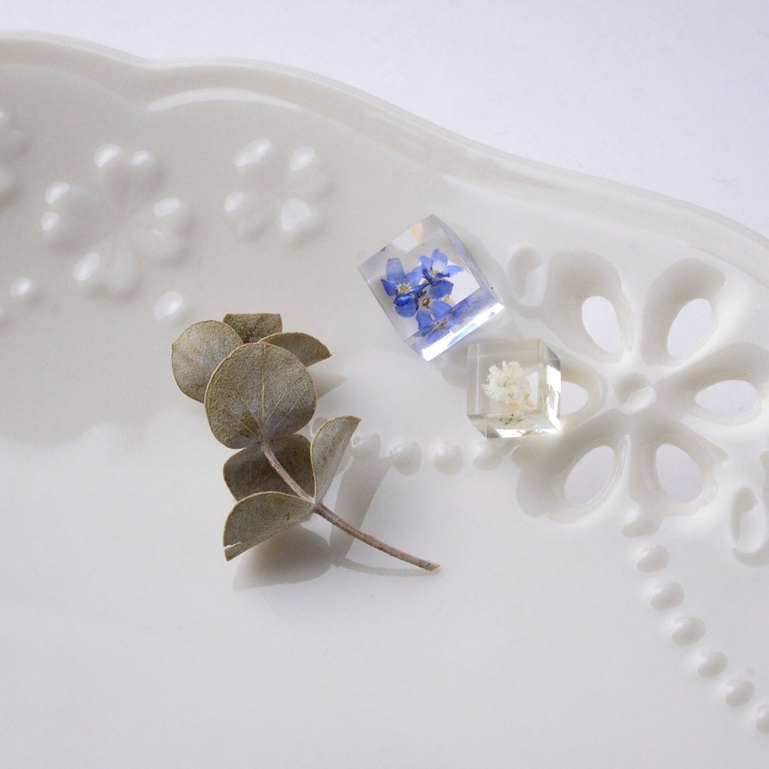 Forgotten grass and haze grass stud earrings - 耳环/耳夹 - 树脂 蓝色
