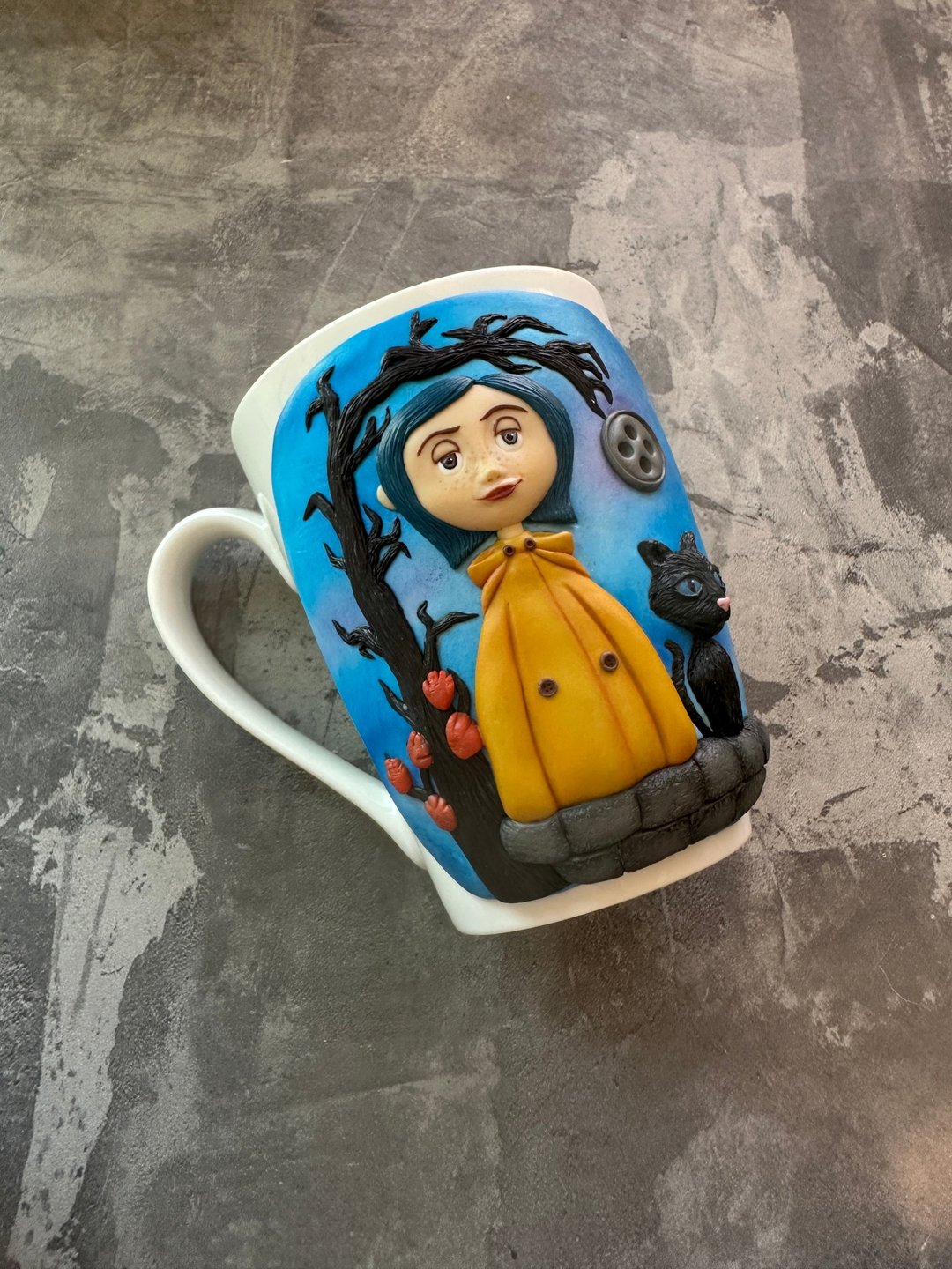 Coraline Inspired Mug, Spooky Design Featuring Coraline doll - 花瓶/陶器 - 玻璃 白色