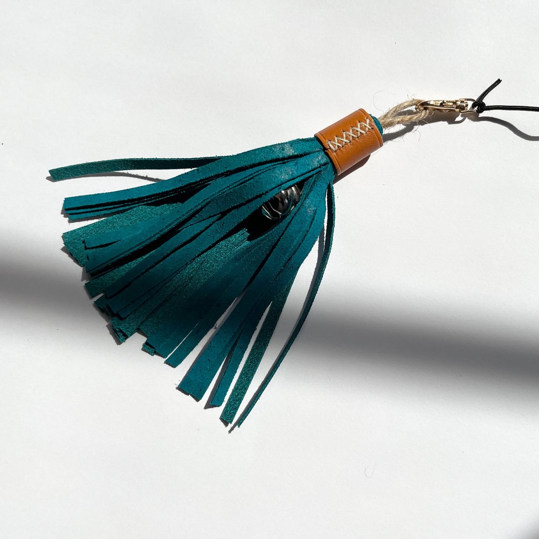 [Handmade in Japan] Leather cat toy with bell - 玩具 - 真皮 绿色