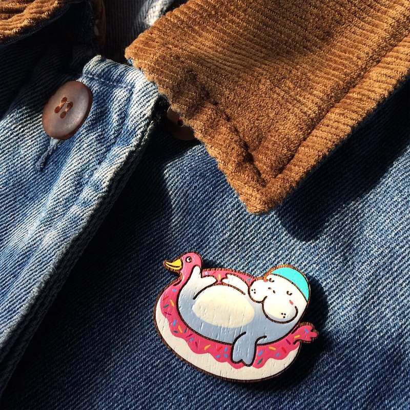 Wooden brooch dugong - 胸针 - 木头 紫色