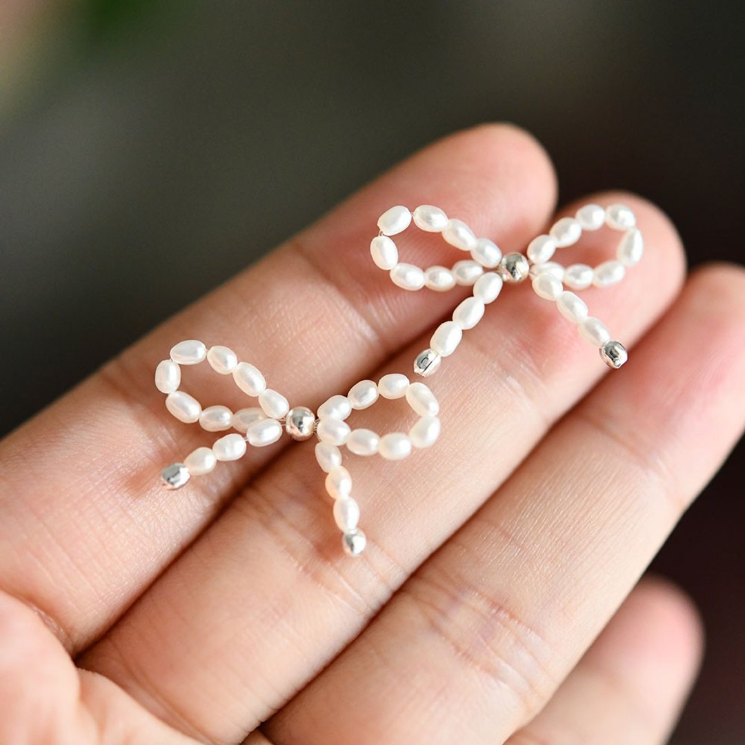 Bring happiness Freshwater pearl ribbon earrings Earrings changeable June birthstone - 耳环/耳夹 - 宝石 白色