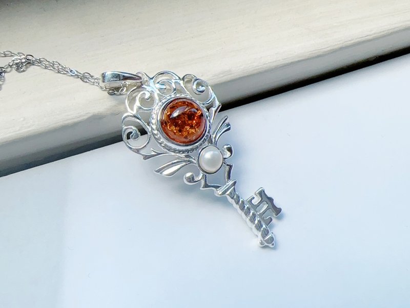 天然琥珀 焦糖珀 波罗地海 纯银项链 钥匙 缕空雕花 设计款 - 项链 - 纯银 