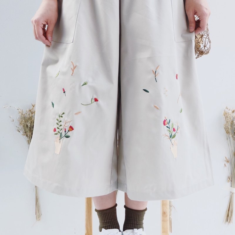 Flower in the hands-Culottes : KHAKI - 女装长裤 - 棉．麻 卡其色