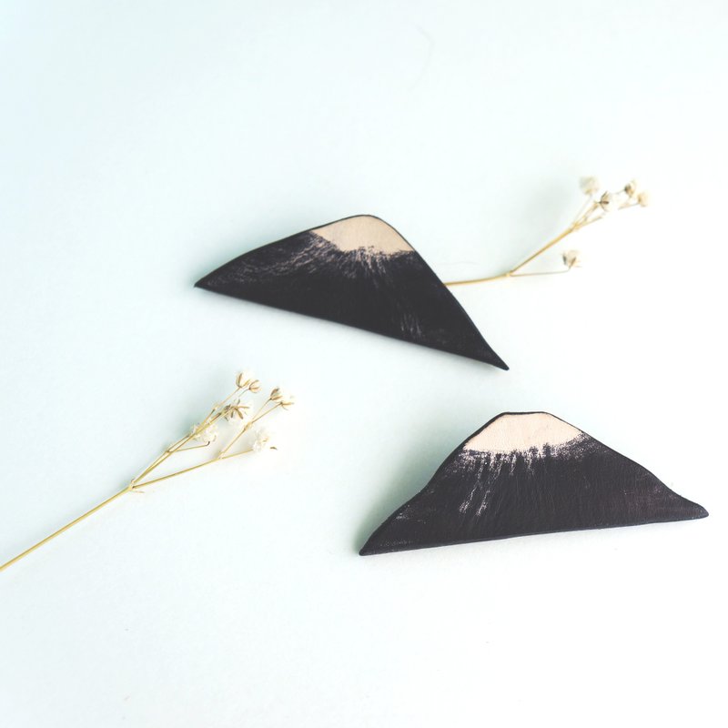 松子 火山别针 手染 皮革 - 胸针 - 真皮 黑色