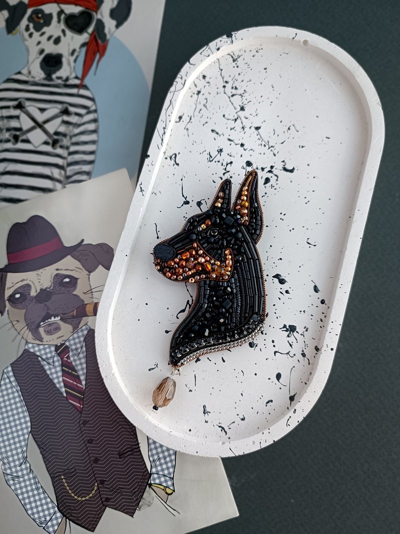 串珠杜宾犬胸针 - 胸针 - 其他材质 黑色