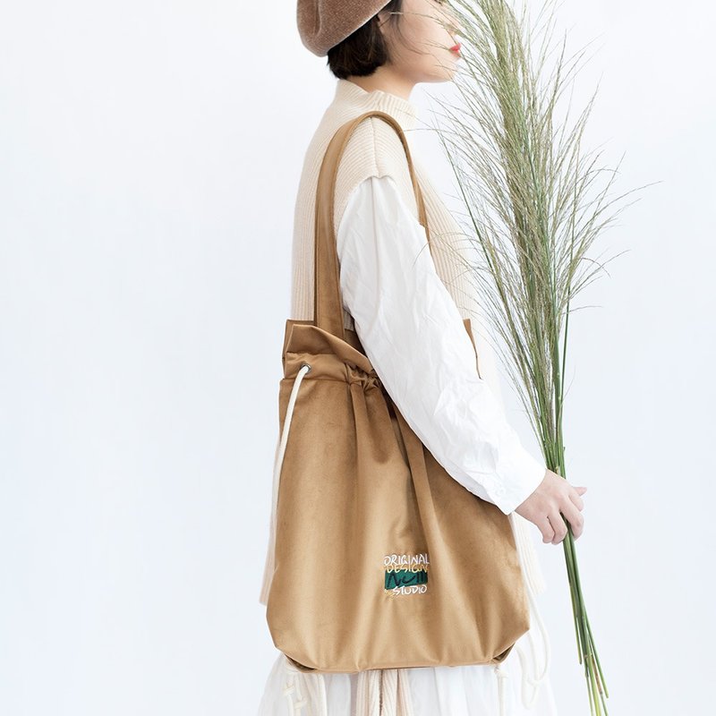 原创绒布单件双肩后背侧背斜背多用包 丝光绒材质大容量 - 束口袋双肩包 - 其他人造纤维 卡其色