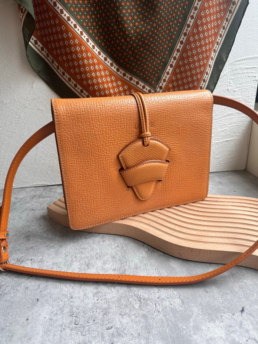 中古包Loewe橘咖色树纹牛皮插叶手拿包 - 侧背包/斜挎包 - 真皮 