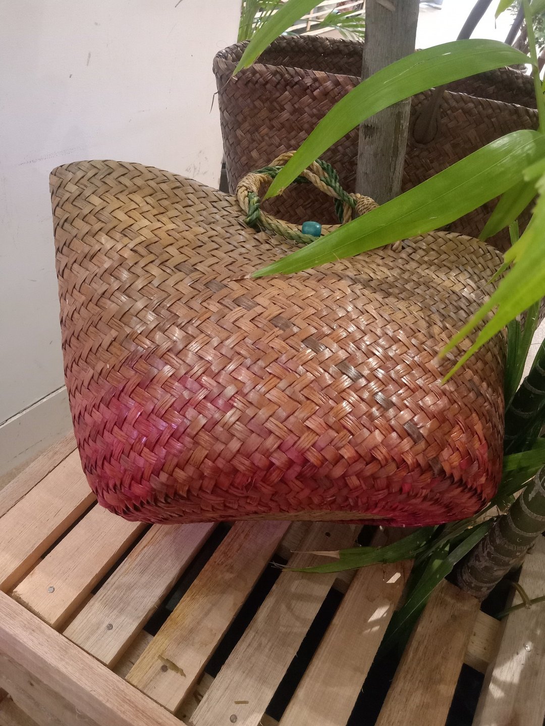 一款大号圆形 krajood 包，可轻松容纳 1 公升水瓶。 - 手提包/手提袋 - 植物．花 金色