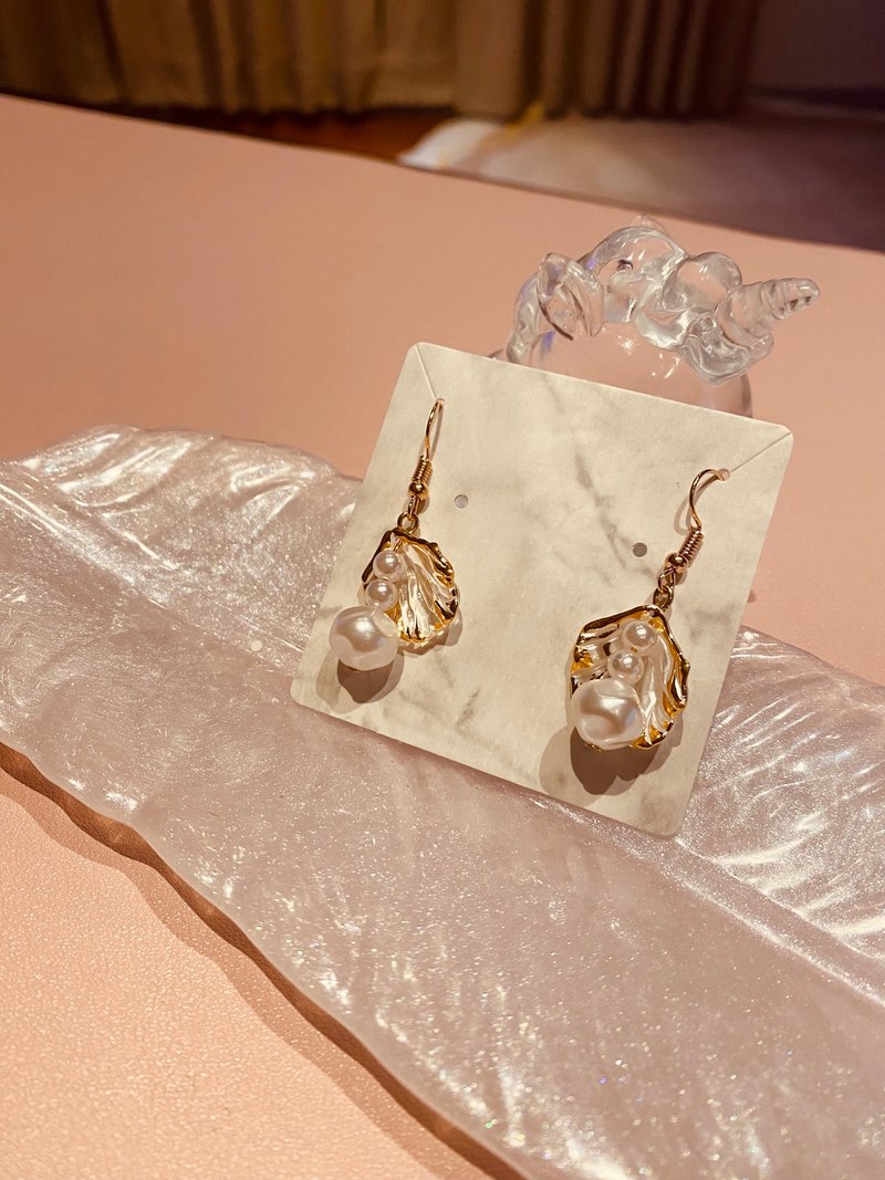 珍珠贝壳气质耳环 - 耳环/耳夹 - 树脂 白色