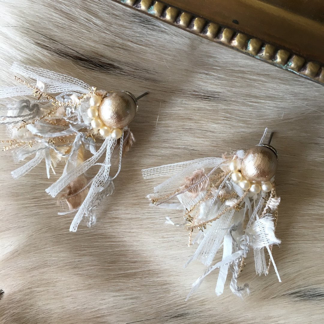 Fashionable thread piercing - 耳环/耳夹 - 宝石 金色