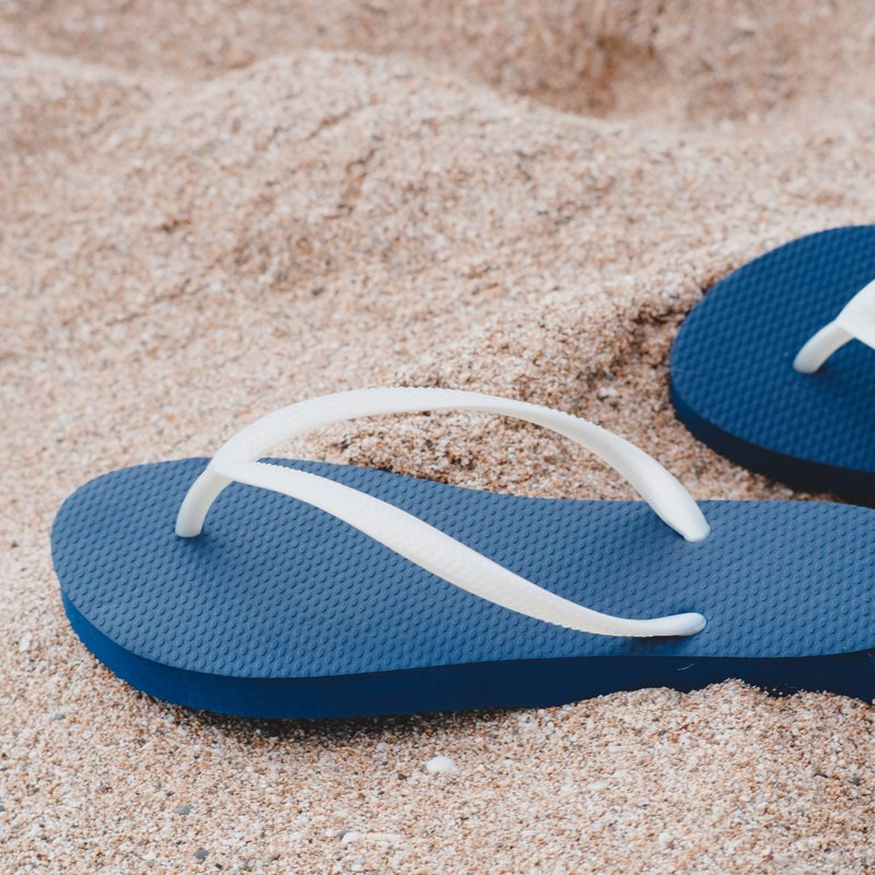 女款Slim跳色 平底夹脚拖鞋 防水耐磨止滑人字拖鞋 藏青蓝&白鞋带 - 拖鞋 - 橡胶 多色