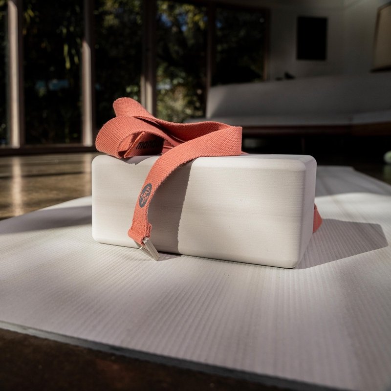 【Manduka】Recycled Foam Block 环保瑜珈砖 50D - Linen - 运动配件 - 其他材质 白色