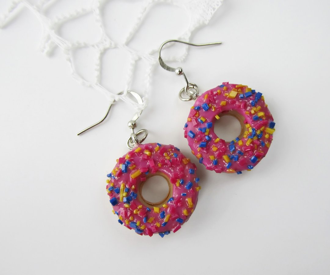 Cute earrings doughnut Pink glazed donut earrings Pink doughnut Topped sprinkles - 耳环/耳夹 - 粘土 粉红色