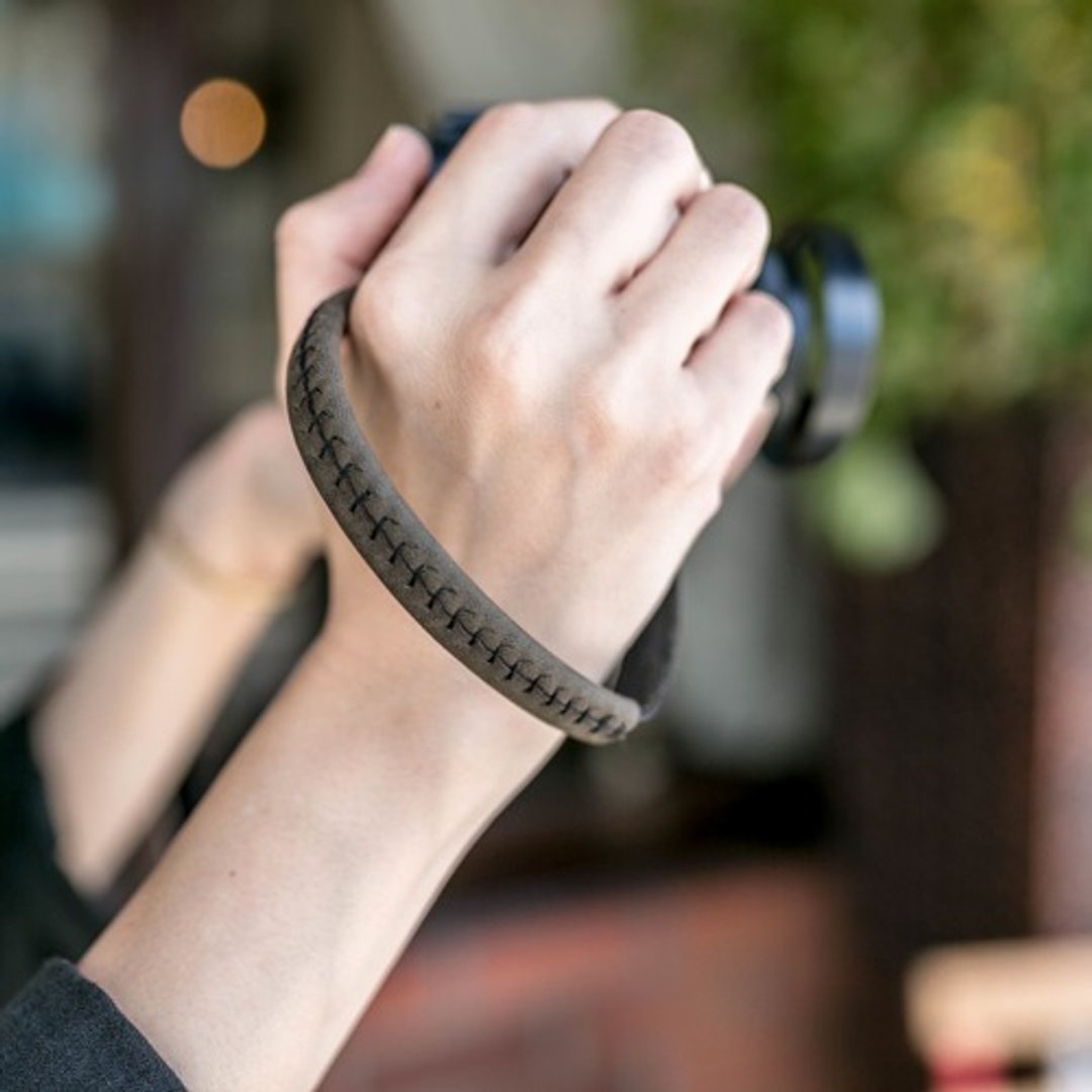 Hand stitched genuine leather leather camera hand strap / black - 相机包/相机袋 - 真皮 黑色