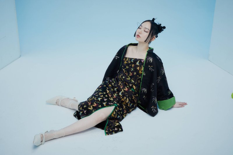 烦恼心黑色真丝蝴蝶刺绣洋装 - 洋装/连衣裙 - 丝．绢 黑色