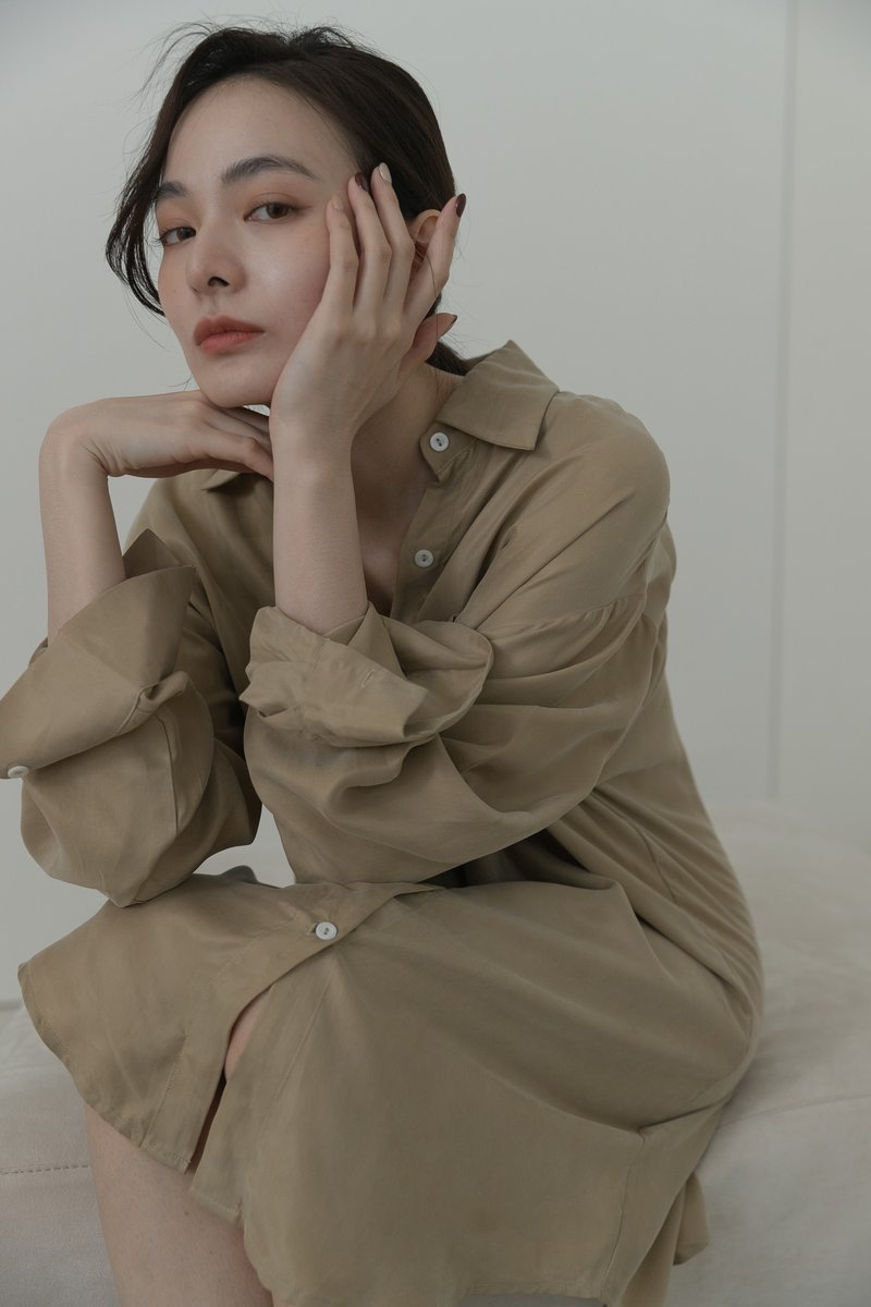 【品牌原创】Lola 柔感铜氨丝 飘逸长版衬衫 气质奶茶色 - 女装上衣 - 其他人造纤维 卡其色