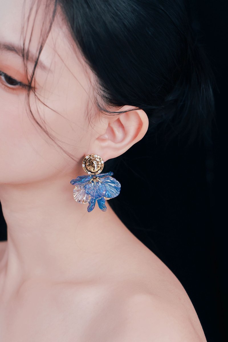 COR-DATE / 蓝色花语 / 蓝色花球耳环 - 耳环/耳夹 - 其他材质 