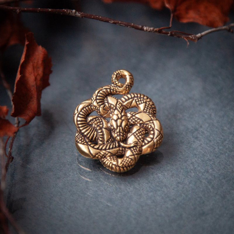 蛇形胸针。手工饰品。异教艺术。歌德配件。蛇形胸针。 - 胸针 - 其他金属 橘色