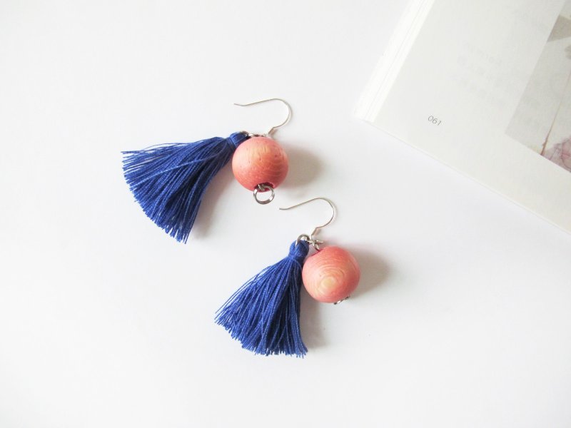 mint neiff木马粉木珠深海蓝小流苏耳环 夹式/穿式 - 耳环/耳夹 - 其他金属 蓝色