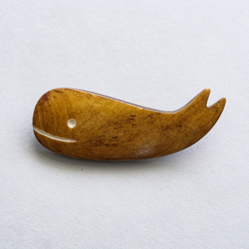 水牛骨ブローチ / クジラブラウン - 胸针 - 环保材料 