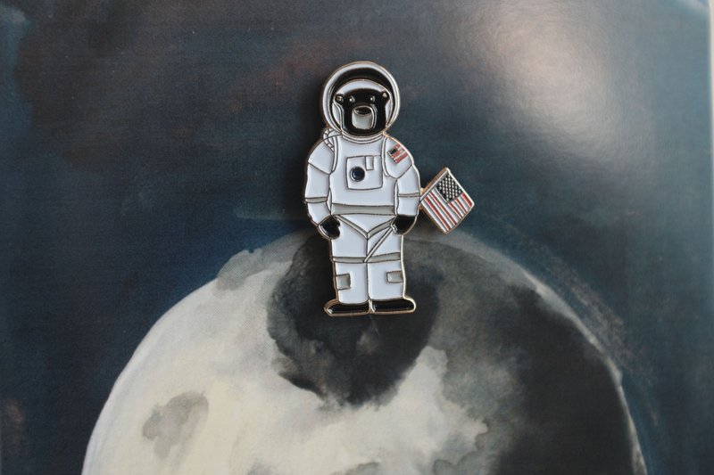 Sun Bear Astronaut Pin - 其他 - 其他金属 黑色