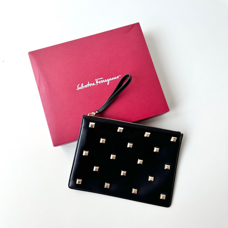 Ferragamo黑色真皮Gancini马衔铆钉手拿包D64 - 手拿包 - 真皮 黑色