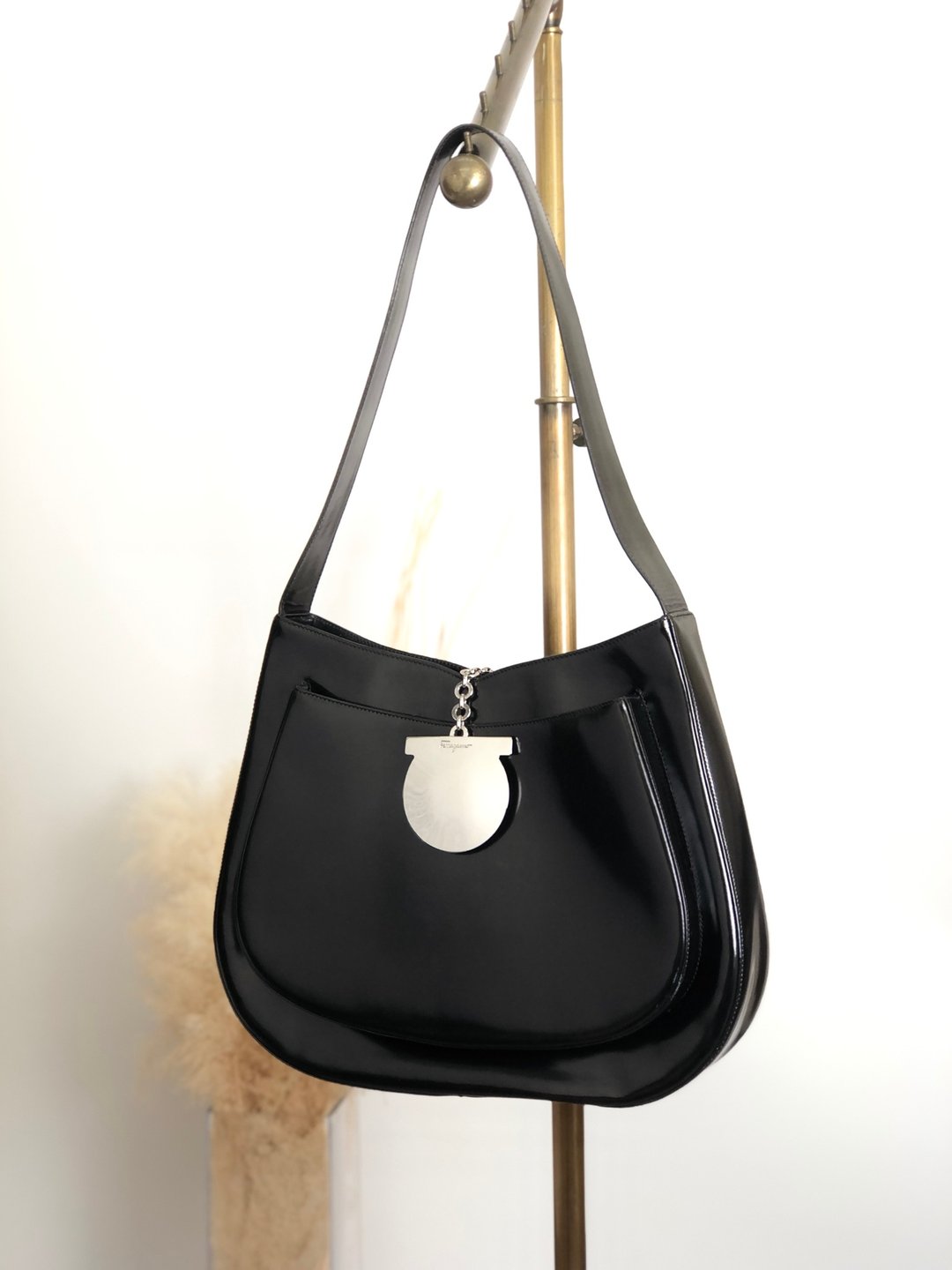 【日本直送 名牌中古包】Salvatore Ferragamo 黑色漆皮单肩包 vintage ccacbp - 侧背包/斜挎包 - 真皮 黑色